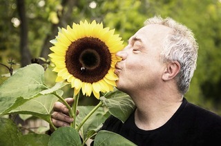 Der Liedermacher Gtz Widmann ist mit &#8222;Bltenduft&#8220; im Caf Atlantik in Freiburg zu Gast