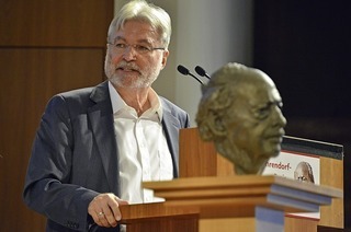 Thomas Hauser hlt den Vortrag "Expansion ohne Reform: Ralf Dahrendorfs &#8218;Brgerrecht auf Bildung&#8216; und die Mhlen der Tagespolitik&#8220; im Studium generale