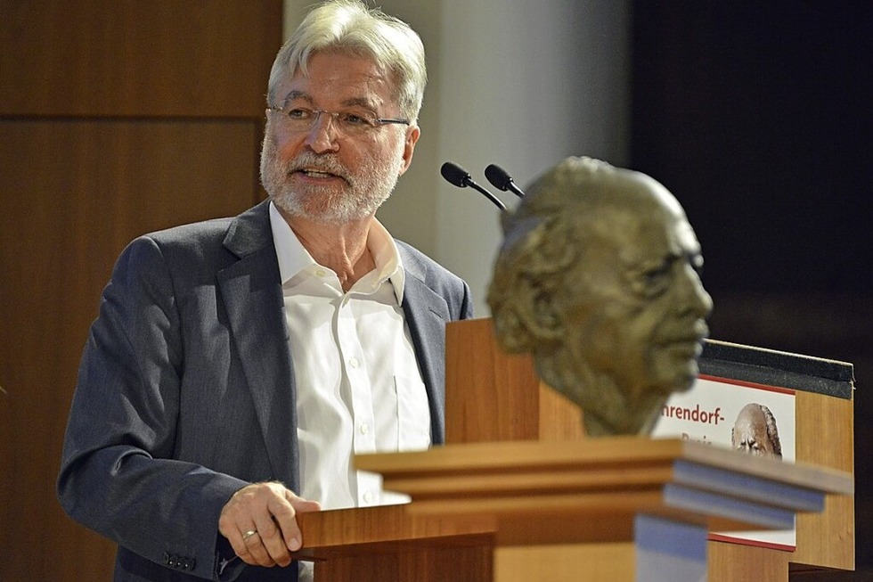 Thomas Hauser hlt den Vortrag "Expansion ohne Reform: Ralf Dahrendorfs &#8218;Brgerrecht auf Bildung&#8216; und die Mhlen der Tagespolitik&#8220; im Studium generale - Badische Zeitung TICKET