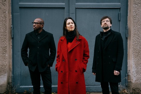 Olivia Trummer Trio - Singende Pianistin �berwindet Grenzen, physisch und stilistisch zwischen Klassik, Jazz und Pop - Biberach an der Ri� - 11.04.2026 20:30
