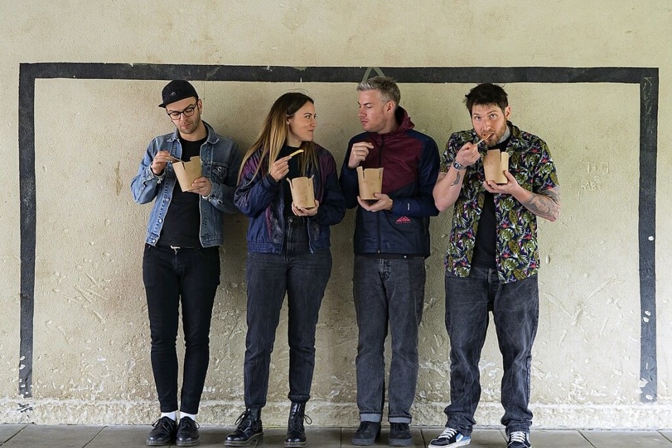 Das Team von &#8222;Flight 13 Records&#8220; in Freiburg ldt zu einem Ladenkonzert mit Between Owls ein - Badische Zeitung TICKET