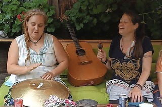 Arlecjin und Frau Buntspecht beehren die Alte Kochschule in Freiamt-Ottoschwanden mit extravaganter Folklore