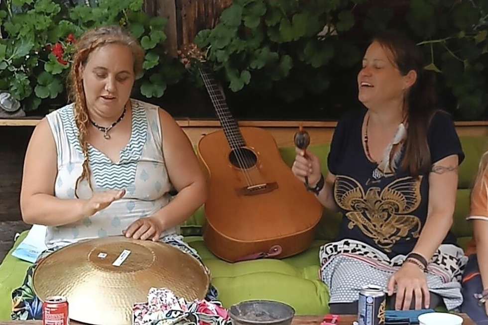 Arlecjin und Frau Buntspecht beehren die Alte Kochschule in Freiamt-Ottoschwanden mit extravaganter Folklore - Badische Zeitung TICKET