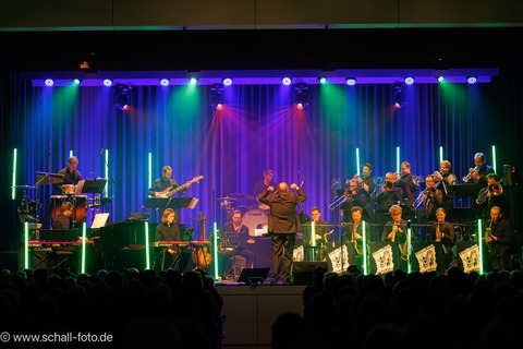 Lumberjack BigBand feat. Fola Dada (voc) und Joo Kraus (trp) - „GL�CKSFALL“ - Uhingen - 19.04.2026 19:00