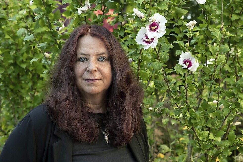 Die Autorin Annett Grschner liest aus ihrem aktuellen Roman &#8222;Schwebende Lasten&#8220; im Literaturhaus Freiburg - Badische Zeitung TICKET