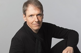 Unter dem Titel &#8222;Kontraste&#8220; prsentiert Johannes Monno Gitarrenmusik in der Freiburger Pauluskirche