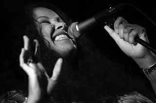 Preisgekrnte Sgerin und Songwriterin in der Chabah zu Gast