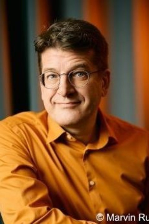 Nils Heinrich: Br�ckentage in �bergangsjacke - G�ttingen - 21.03.2026 20:15