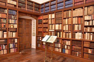 Fhrung durch die Bibliothek Brehm [3a]