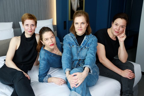 AUF ALLEN VIEREN - Eine Urauff�hrung nach dem Roman von Miranda July - Berlin - 15.02.2026 17:00