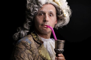 Philipp Weber spielt in der Gterhalle in Gutach-Bleibach sein Programm "Power to the People"