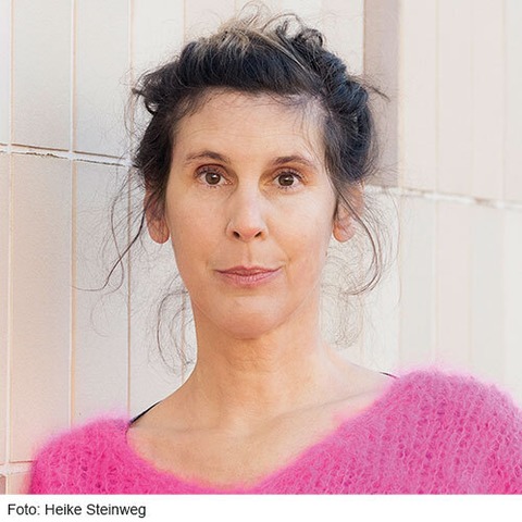 Daniela Dr�scher - Junge Frau mit Katze - Heidelberg - 12.03.2026 20:00