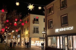 In Freiburgs Schusterstrae singen bis Weihnachten Chre openair