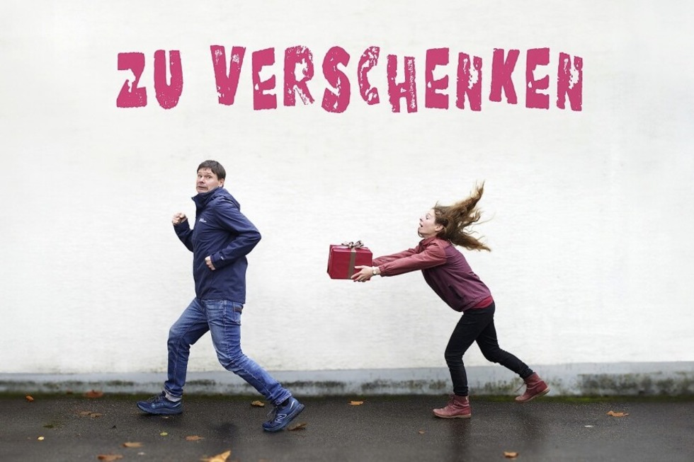 Das Ensemble Rarara feiert Premiere mit seiner Improshow „zu verschenken“ im Cargo Theater H15 - Badische Zeitung TICKET