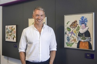 Bei der Gengenbacher Adventsfenster�ffnung ist der K�nstler des Adventskalenders Olaf Hajek anwesend und signiert