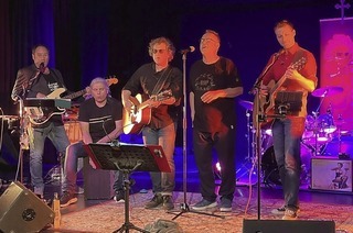 Die Coverband Oops a Daisy spielt im Theater am Kastelberg in Waldkirch-Kollnau