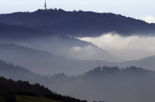 Der Belchen lockt bei winterlichen Temperaturen viele Besucher mit herrlichem Ausblick nach Frankreich, Schweiz und in den Schwarzwald.