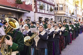 Der Silvesteraufmarsch in historischen Uniformen zieht in Zell am Harnmersbach Besucher an