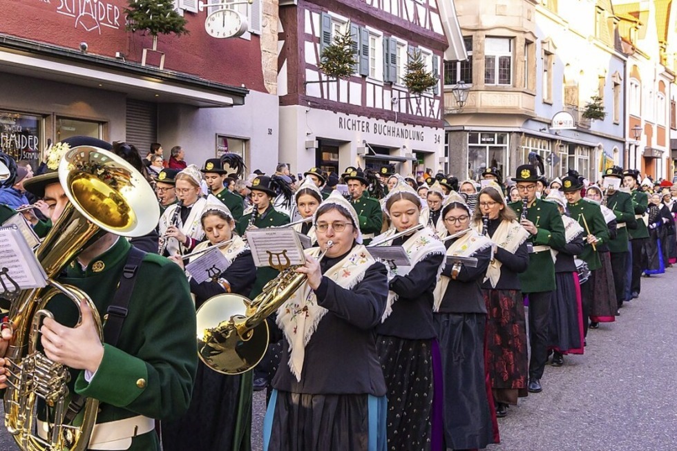 Der Silvesteraufmarsch in historischen Uniformen zieht in Zell am Harnmersbach Besucher an - Badische Zeitung TICKET