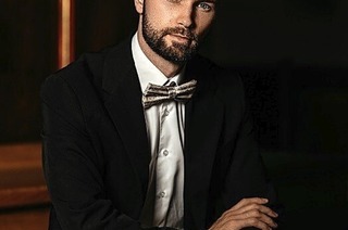 Jakub Lebioda spielt die Orgel beim Silvesterkonzert in der Heilig-Kreuz-Kirche in Offenburg