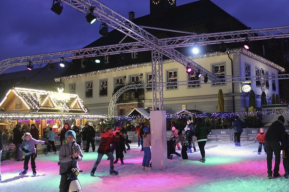 Die Eisbahn auf dem Emmendinger Marktplatz l�dt zum Schlittschuhlaufen ein - Badische Zeitung TICKET