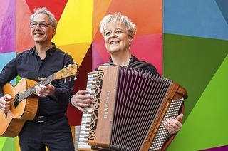 Das Duo Kaleido musiziert mit Akkordeon und Gitarre