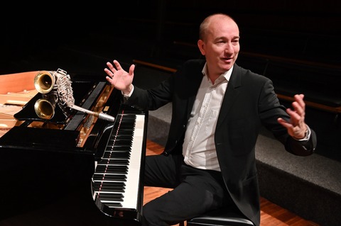 CHRIS HOPKINS meets the YOUNG LIONS - Swing Classics & A Touch of Christmas: von Frank Sinatra bis Louis Armstrong & beyond - Duisburg - 06.12.2026 15:30