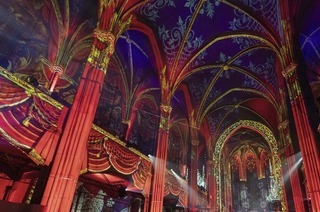 Show mit Klang, Licht und Luftakrobatikl von Damien Fontaine in der Elisabethenkriche in Basel.