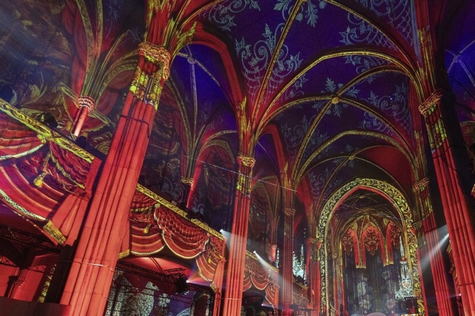 Show mit Klang, Licht und Luftakrobatikl von Damien Fontaine in der Elisabethenkriche in Basel. - Badische Zeitung TICKET