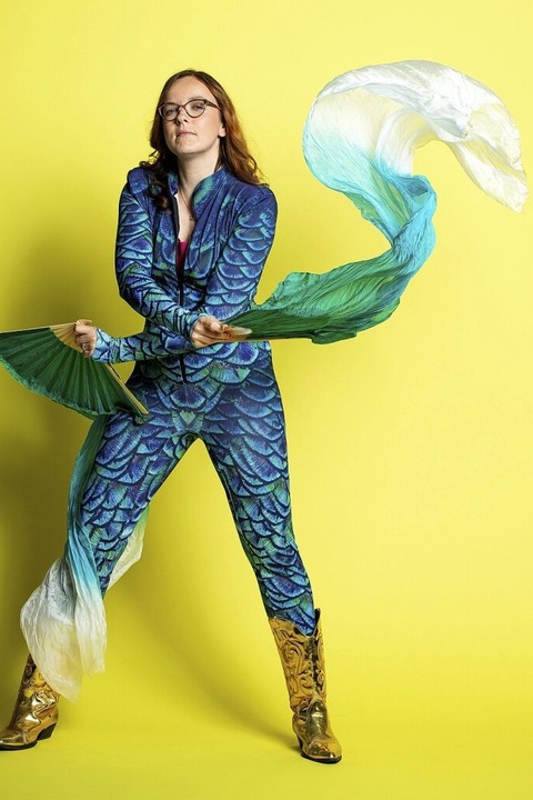 In Helene Bockhorsts neuem Programm trifft schwarzer Humor auf bunte Outfits und Albernheiten - Badische Zeitung TICKET