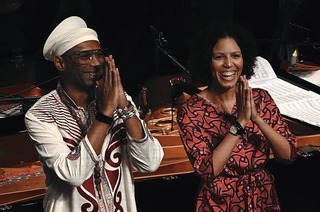 Marialy Pacheco und Omar Sosa gastieren mit ihrem Klavier-Programm "Manos" im Lahrer Parktheater