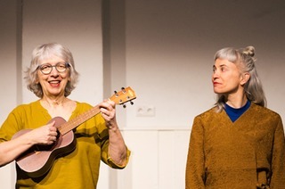 Zwei Frauen falten sich - Bewegt Altern