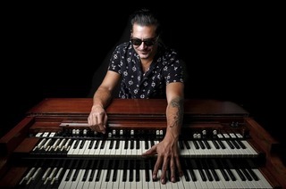 Raphael Ressnig mit kraftvollem Spiel auf der Hammond Orgel