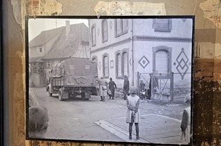 Eine Ausstellung mit Fotografien zur Deportation der badischen J�dinnen und Juden nach Gurs ist im Droste-H�lshoff-Gymnasium zu sehen