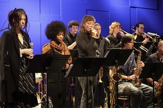 Im Rahmen der Benefizkonzertreihe „Kultur in der Kartause“ am UWC Robert Bosch College spielen das Freiburger Jazzhaus Jugendorchester und LENS Basel