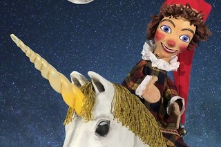 Das goldene Einhorn von der Freiburger Puppenb�hne wird im Podium der Harmonie gespielt