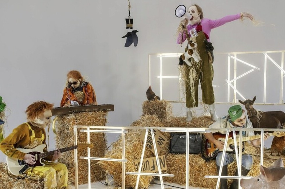 Philippe Quesne, franz�sischer Regisseur, bringt seine Zukunftsfabel „Farm Fatale“ mit Ensemblemitgliedern des Theater Freiburg auf die B�hne - Badische Zeitung TICKET