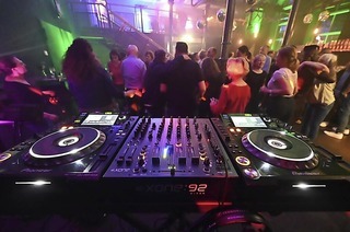 DJ Patrick Strub legt bei der fasentfreien 40 plus Groove Party im Lahrer Schlachthof auf