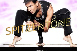 Benny Hiller - Vier Oktaven. Eine B�hne. Und ein Abend, den man so schnell nicht vergisst.