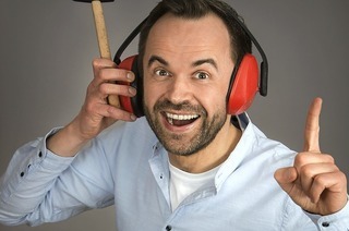 Im Lahrer Stiftsschaffneikeller ruft Kabarettist Jakob Friedrich zur Arbeit