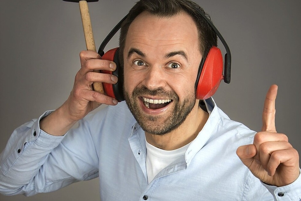 Im Lahrer Stiftsschaffneikeller ruft Kabarettist Jakob Friedrich zur Arbeit - Badische Zeitung TICKET