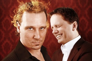 In der Kumedi in Riegel interpretieren Sascha Bendiks und Simon H�ness Hardrock-Titell neu