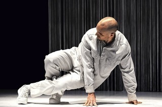 Auf t�nzerische Spurensuche begibt sich Jonas Frey mit „Doisri" im Kammertheater des Freiburger E-Werk