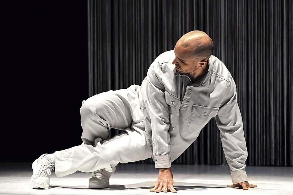 Auf t�nzerische Spurensuche begibt sich Jonas Frey mit „Doisri" im Kammertheater des Freiburger E-Werk - Badische Zeitung TICKET
