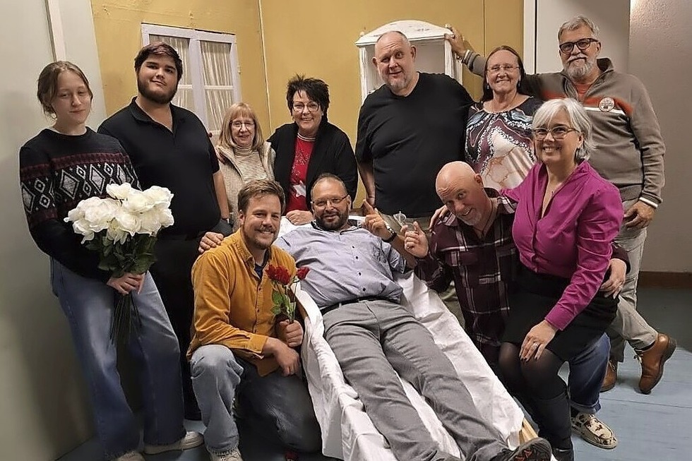 Das Alemannische Theater Kehl spielt in der Reithalle Offenburg das St�ck "Chaos im Bestattungshaus" - Badische Zeitung TICKET