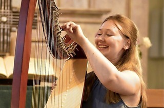 „Von Barock bis Rock“ lautet das Thema des Harfenkonzerts mit Vasilisa Zhukova in der evangelischen Jakobuskirche in Hinterzarten