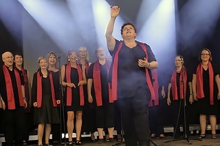 Angela Mink und der Gospel- und Soulchor Soulvation singen in der ev. Kirche in Sexau auch Pop