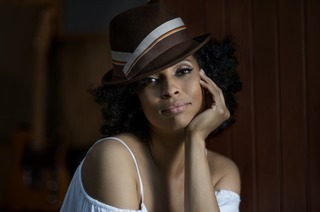 Tokunbo - Die K�nigin der leisen T�ne stellt ihr neues Album vor