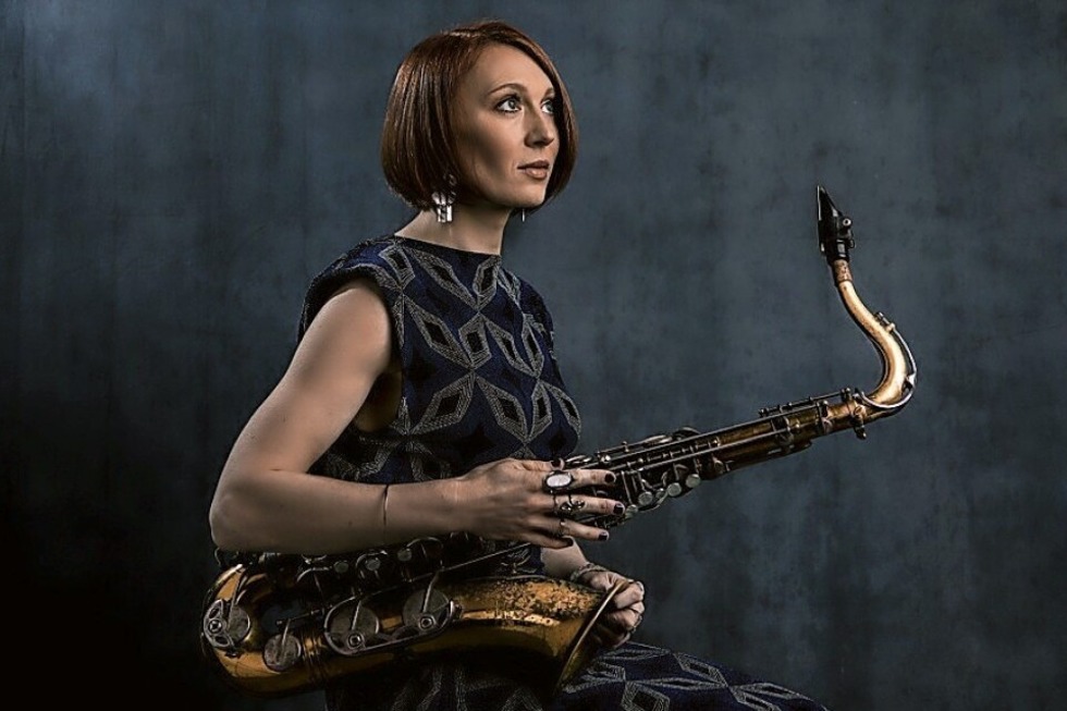 Die Saxophonistin Josephine Davies ist zu Besuch im Berghaus Freiburg und tritt gemeinsam mit dem Jazzpianisten Will Bartlett auf - Badische Zeitung TICKET