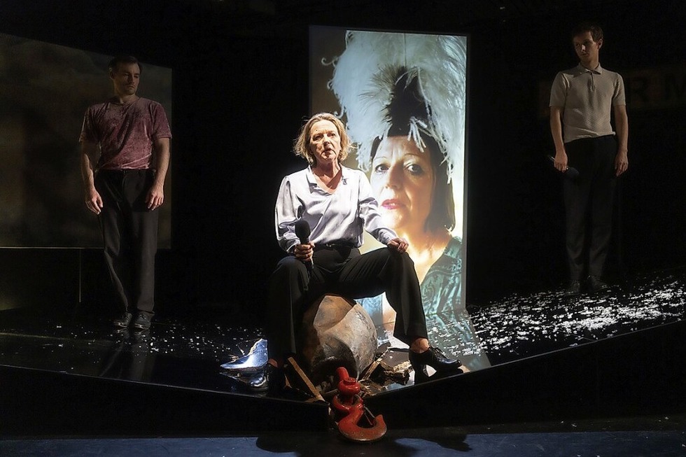 In der Reithalle Offenburg kommt die Multimedia Performance Heimsuchung nach dem Roman von Jenny Erpenbeck auf die B�hne - Badische Zeitung TICKET